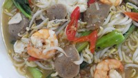@cemels meracik mie instan rasa soto yang dibuat dengan campuran telur, sawi, tauge, udang, sosis, ayam dan bakso. Ditambah dengan bawang merah, bawang putih serta cabai yang pedas mantap! Foto: Instagram @cemels