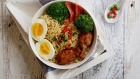 Tampak lebih sehat. @dapurliza membuat mie rebus dengan paduan pelengkap yang komplet. Ada ayam goreng, brokoli, tomat, irisan cabai rawit hingga potongan telur rebus hampir setengah matang. Slurp! Foto: Instagram @dapurliza