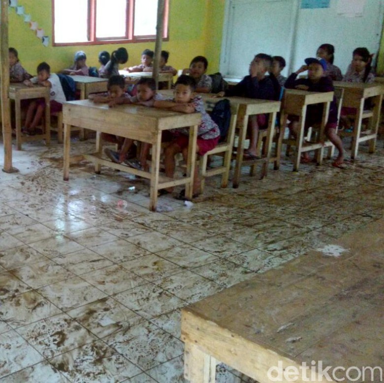 Tak Punya Jamban, Siswa SD di Cianjur Ini Buang Hajat ke Sungai Tak Punya Jamban, Siswa SD di Cianjur Ini Buang Hajat ke Sungai