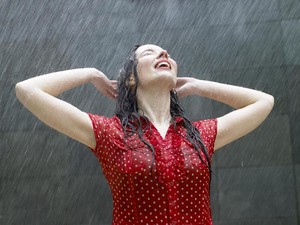 Pakaian yang Basah Karena Kehujanan Bisa Bikin Sakit?