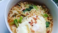 Pengguna Instagram @irnagerraf membuat sajian mie rebus dengan tambahan sawi dan telur. Ditambah bawang goreng, tampilannya makin menggoda dan pasti cocok jadi penghangat tubuh malam ini. Foto: Instagram @irnagerraf