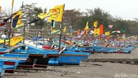 Potret sejumlah perahu nelayan di Cilacap, Jawa Tengah, Rabu (27/9/2017). Sebagian nelayan memilih untuk tidak melaut karena gelombang tinggi dan angin kencang di perairan selatan Jawa Tengah.