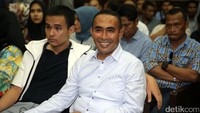 Hakim menyebut Samsu terbukti bertemu Akil di Hotel Borobudur, Jakarta Pusat, pada 12 Juli 2012. Setelah itu, Samsu menerima telepon yang menyampaikan permintaan Akil.