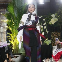 Koleksi Batik Kudus dari 11 Desainer Indonesia tergabung dalam Fashion First yang bertemakan Kembang Kudus diantaranya: Amelia Kartikasari, barli Asmara, Calla Atelier by Olivia Lazuardy dan krishandi Hartanto, Cezsz Homme, Day and Night by Yelle, Deden Siswanto, Dua Tandamata by Astrid dan Dini, Natalia Kiantoro, Noom nomi by Soetjipto Hoeijaja, Partick Owen dan Rinda Salmun. [Foto: Mohammad Abduh/Wolipop].