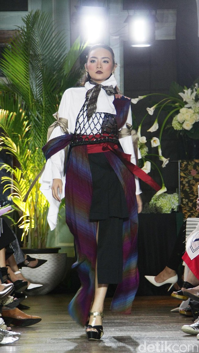 Koleksi Batik Kudus dari 11 Desainer Indonesia tergabung dalam Fashion First yang bertemakan Kembang Kudus diantaranya: Amelia Kartikasari, barli Asmara, Calla Atelier by Olivia Lazuardy dan krishandi Hartanto, Cezsz Homme, Day and Night by Yelle, Deden Siswanto, Dua Tandamata by Astrid dan Dini, Natalia Kiantoro, Noom nomi by Soetjipto Hoeijaja, Partick Owen dan Rinda Salmun. [Foto: Mohammad Abduh/Wolipop].