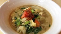 Dapur Mie di Kalibata City Square tawarkan mie godog. Mie lembut mulur berpadu dengan kol, sawi, tomat dan irisan wortel yang empuk renyah. Kuah kaldu yang gurih bikin mie godog makin nikmat. Foto: dok. detikFood
