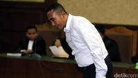 Bupati Buton nonaktif Samsu Umar Abdul Samiun menjalani sidang pembacaan putusan di Pengadilan Tipikor, Jakarta, Rabu (27/9/2017).