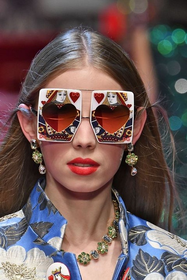 Masih dari panggung mode Dolce & Gabbana, tema Queen of Heart pun jadi detail yang ditawarkan pada koleksi teranyarnya. Tema ini ditampilkan secara jelas dengan kacamata berbentuk kartu. Foto: Dok. Elle