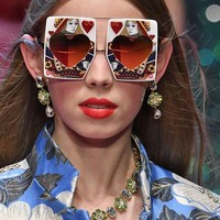 Masih dari panggung mode Dolce & Gabbana, tema Queen of Heart pun jadi detail yang ditawarkan pada koleksi teranyarnya. Tema ini ditampilkan secara jelas dengan kacamata berbentuk kartu. Foto: Dok. Elle