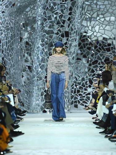 Unik, 80 Ribu Pecahan Cermin Hiasi Catwalk Dior di Paris Fashion Week