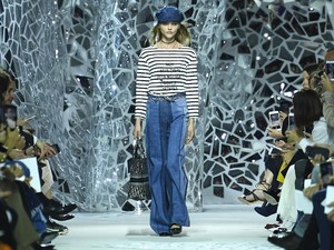Unik, 80 Ribu Pecahan Cermin Hiasi Catwalk Dior di Paris Fashion Week
