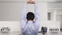 Setelah seharian duduk di kantor, leher cenderung tegang. Maka itu, sebelum menghadapi macet, ada baiknya lakukan peregangan terlebih dahulu dahulu. Foto: Thinkstock 