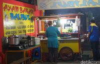Suasana tempat makan di kedai Ayam Bakar Balibul.