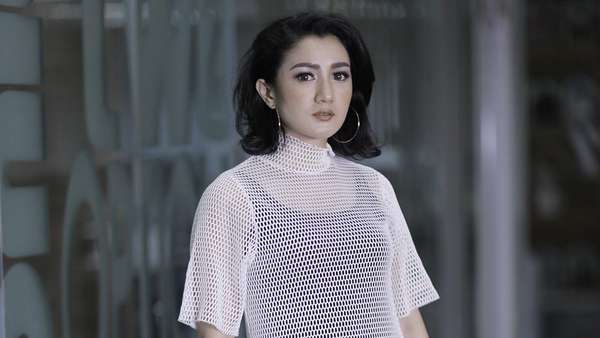 Melly Mono Jajal Lagu Balada Lagi Melly Mono Jajal Lagu Balada Lagi