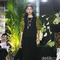 Koleksi Batik Kudus dari 11 Desainer Indonesia tergabung dalam Fashion First yang bertemakan Kembang Kudus diantaranya: Amelia Kartikasari, barli Asmara, Calla Atelier by Olivia Lazuardy dan krishandi Hartanto, Cezsz Homme, Day and Night by Yelle, Deden Siswanto, Dua Tandamata by Astrid dan Dini, Natalia Kiantoro, Noom nomi by Soetjipto Hoeijaja, Partick Owen dan Rinda Salmun. [Foto: Mohammad Abduh/Wolipop].