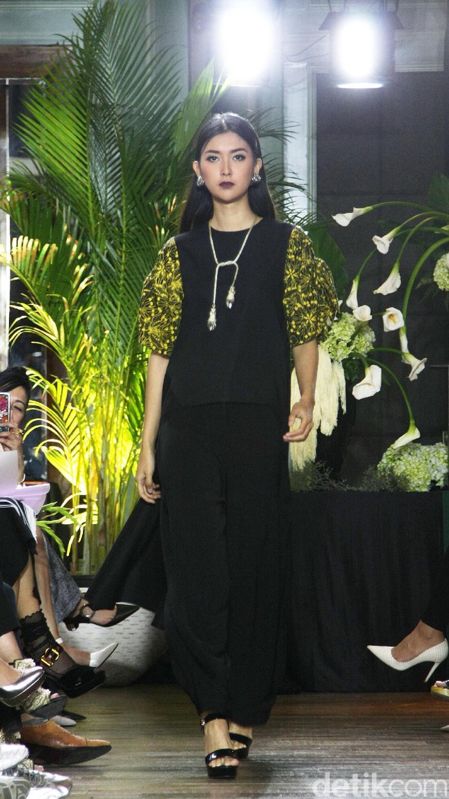 Koleksi Batik Kudus dari 11 Desainer Indonesia tergabung dalam Fashion First yang bertemakan Kembang Kudus diantaranya: Amelia Kartikasari, barli Asmara, Calla Atelier by Olivia Lazuardy dan krishandi Hartanto, Cezsz Homme, Day and Night by Yelle, Deden Siswanto, Dua Tandamata by Astrid dan Dini, Natalia Kiantoro, Noom nomi by Soetjipto Hoeijaja, Partick Owen dan Rinda Salmun. [Foto: Mohammad Abduh/Wolipop].