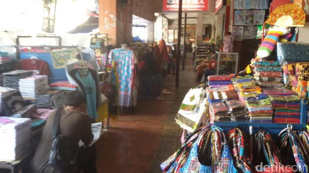 PKL di Malioboro hari ini jualan lagi.