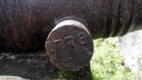 Di meriam ini, masih tertera dengan jelas relief yang menunjukkan tahun pembuatan meriam, yaitu tahun 1778 (Wahyu/detikTravel)
