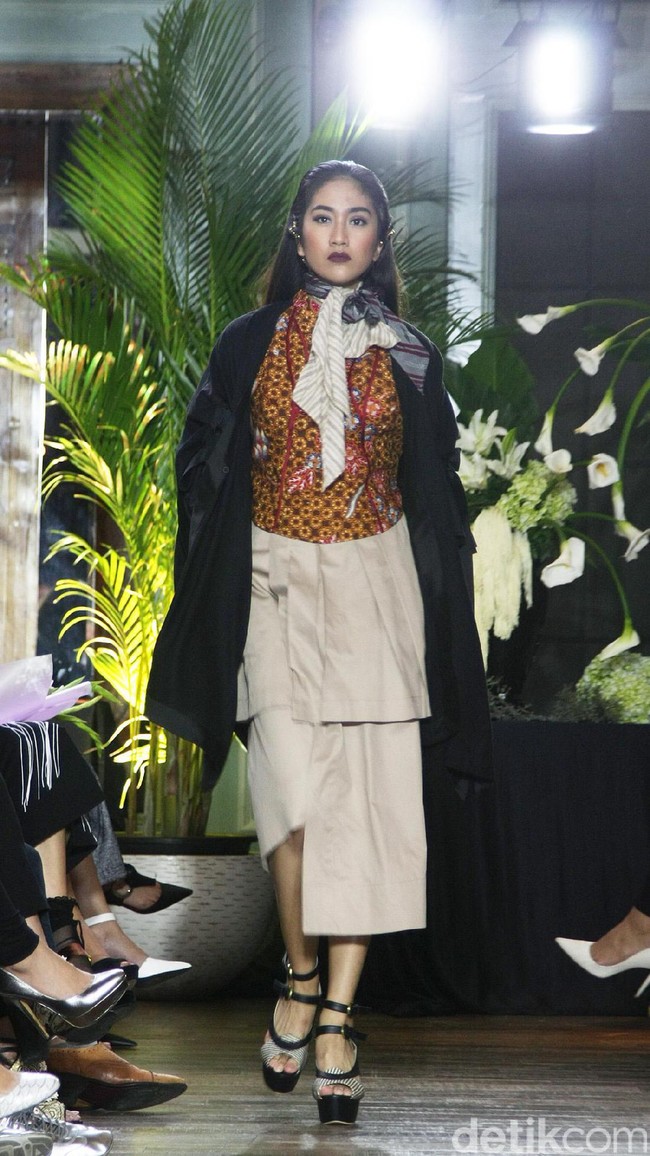 Koleksi Batik Kudus dari 11 Desainer Indonesia tergabung dalam Fashion First yang bertemakan Kembang Kudus diantaranya: Amelia Kartikasari, barli Asmara, Calla Atelier by Olivia Lazuardy dan krishandi Hartanto, Cezsz Homme, Day and Night by Yelle, Deden Siswanto, Dua Tandamata by Astrid dan Dini, Natalia Kiantoro, Noom nomi by Soetjipto Hoeijaja, Partick Owen dan Rinda Salmun. [Foto: Mohammad Abduh/Wolipop].