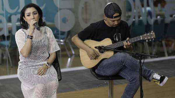 Melly Mono Jajal Lagu Balada Lagi Melly Mono Jajal Lagu Balada Lagi