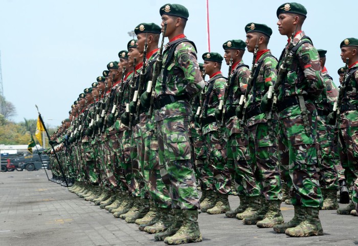 Batalyon Yonif Para Raider 328 Kostrad dan Yonif Para Raider 305 Kostrad menggelar latihan parade dan defile jelang peringatan HUT ke72 TNI di Cilegon, Banten.