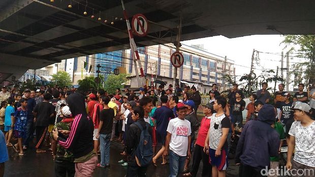  Warga Duri Pulo, Gambir, Jakarta Pusat, menggelar aksi menolak penutupan perlintasan kereta api di Jl KH Hasyim Ashari.