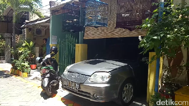 Di Kampung ini, Warga Wajib Punya Garasi Jika Beli Mobil