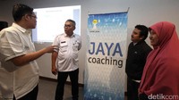 Hadir dalam pelatihan tersebut (kiri-kanan) Ketua Bidang Perdagangan dan Perindustrian Himpunan Pengusaha Muda Indonesia Jakarta Raya (Hipmi Jaya) Eric Indra Kurniawan, Sekretaris Dinas UMKM DKI Jakarta Jhonson Siregar, Dinas UMKM DKI Jakarta Badja Raja Siregar dan Ketua Panitia Jaya Coaching Ratna Sari.  