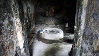 Di dalam benteng, ada sumur yang airnya bening dan segar. Konon banyak yang mencuci wajah di sini berharap awet muda (Wahyu/detikTravel)