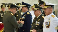 Panglima TNI Jenderal TNI Gatot Nurmantyo menyematkan Tanda Kehormatan kepada 68 Perwira Tinggi (Pati). Dok. Puspen TNI.