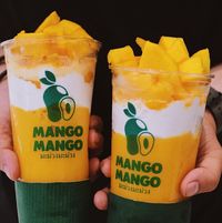 Mango Mango yang dibuat dengan jus mangga dan whipped cream.