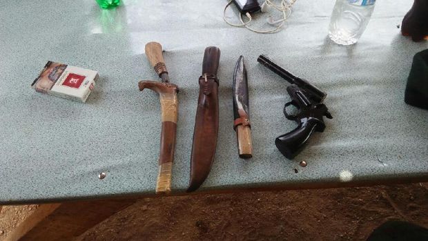 Petugas mengamankan barang bukti berupa senjata api jenis Revolver 1 pucuk, Senpi Colt rakitan 1 pucuk,  munisi cal 6 mm 6 butir, dan senjata tajam pisau 4 buah