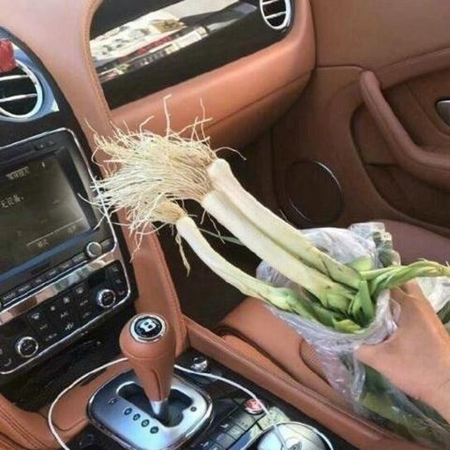 Tukang Sayur Tabrak Bentley dan Mie Rebus Hangat Racikan Netizen