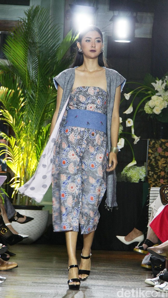 Koleksi Batik Kudus dari 11 Desainer Indonesia tergabung dalam Fashion First yang bertemakan Kembang Kudus diantaranya: Amelia Kartikasari, barli Asmara, Calla Atelier by Olivia Lazuardy dan krishandi Hartanto, Cezsz Homme, Day and Night by Yelle, Deden Siswanto, Dua Tandamata by Astrid dan Dini, Natalia Kiantoro, Noom nomi by Soetjipto Hoeijaja, Partick Owen dan Rinda Salmun. [Foto: Mohammad Abduh/Wolipop].