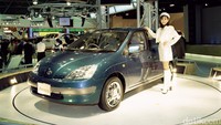 Generasi pertama Toyota Prius diluncurkan ke pasaran tahun 1997. Mobil menjadi mobil hybrid pertama Toyota. Mobil diperkuat dengan mesin VVT-i 1.5-liter bensin yang didesain khusus dilengkapi dengan motor listrik. Prius sanggup mengurangi emisi CO2 sampai setengahnya jika dibandingkan dengan mobil bensin biasa. Saat diekspor ke berbagai negara tahun 2000, Prius menjadi perhatian selebriti Amerika yang suka dengan mobil ramah lingkungan. Prius tercatat sebagai mobil terbaik Jepang tahun 1997-1998. Foto: Toyota