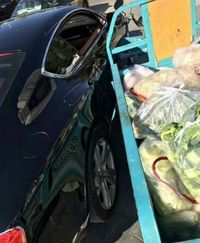 Tabrakan dengan Mobil Bentley Tukang Sayur Ini Ganti Rugi Pakai Daun Bawang