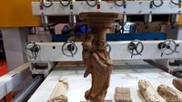 Mesin ini bisa digunakan dalam produksi berbagai item, seperti ukiran pintu, dekorasi interior dan eksterior, panel kayu, papan tanda, bingkai kaca, cetakan, alat musik, perabotan, dan sebagainya.