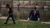 Tanpa memedulikan setelan jas pengantinnya, Cook langsung terjun ke sungai dan menarik si bocah ke tepian sungai. (Foto: Dok. Facebook Hatt Photography)