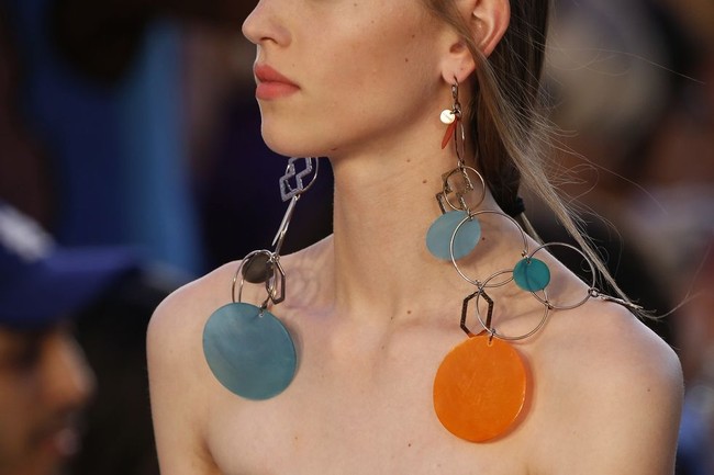 Anting besar yang berbeda sisi diprediksi akan banyak diminati tahun depan. Missoni pun menawarkan desain yang unik untuk koleksi anting miliknya. Foto: Dok. Elle