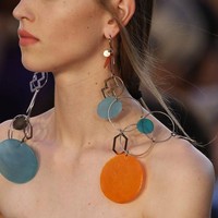 Anting besar yang berbeda sisi diprediksi akan banyak diminati tahun depan. Missoni pun menawarkan desain yang unik untuk koleksi anting miliknya. Foto: Dok. Elle