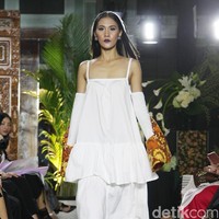 Koleksi Batik Kudus dari 11 Desainer Indonesia tergabung dalam Fashion First yang bertemakan Kembang Kudus diantaranya: Amelia Kartikasari, barli Asmara, Calla Atelier by Olivia Lazuardy dan krishandi Hartanto, Cezsz Homme, Day and Night by Yelle, Deden Siswanto, Dua Tandamata by Astrid dan Dini, Natalia Kiantoro, Noom nomi by Soetjipto Hoeijaja, Partick Owen dan Rinda Salmun. [Foto: Mohammad Abduh/Wolipop].