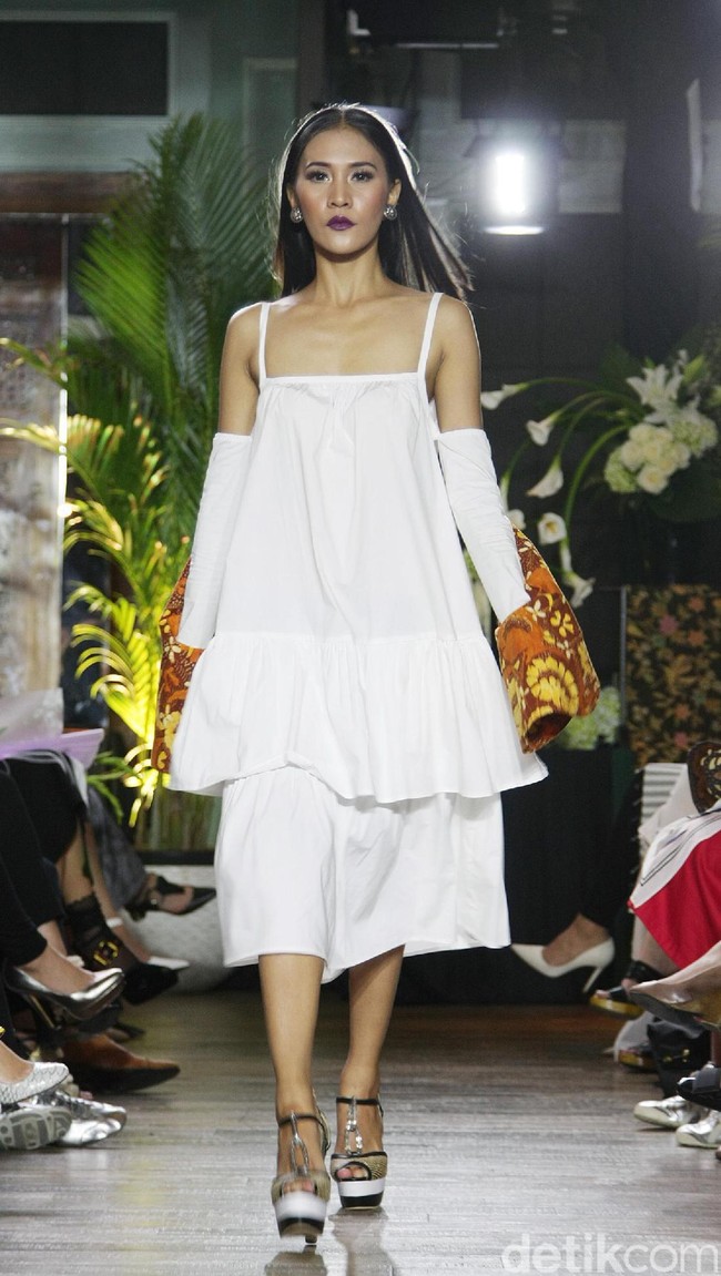 Koleksi Batik Kudus dari 11 Desainer Indonesia tergabung dalam Fashion First yang bertemakan Kembang Kudus diantaranya: Amelia Kartikasari, barli Asmara, Calla Atelier by Olivia Lazuardy dan krishandi Hartanto, Cezsz Homme, Day and Night by Yelle, Deden Siswanto, Dua Tandamata by Astrid dan Dini, Natalia Kiantoro, Noom nomi by Soetjipto Hoeijaja, Partick Owen dan Rinda Salmun. [Foto: Mohammad Abduh/Wolipop].