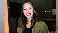 Melayu memilih tampil kasual dengan coat hijau, kaus dan celana panjang hitam. Pool/Ismail/detikFoto.