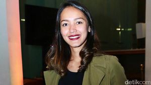 Bibir Merah Merona Melayu Nicole