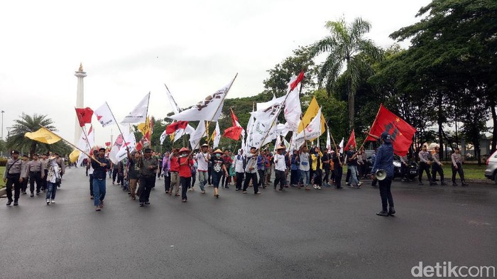 Diguyur Hujan, Massa Aksi Hari Tani Tetap Bertahan