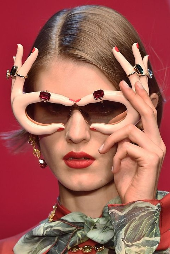 Kacamata berbentuk jari tangan, lengkap dengan cincin. Koleksi aksesori Musim Semi 2018 dari Dolce & Gabbana. Foto: Dok. Elle