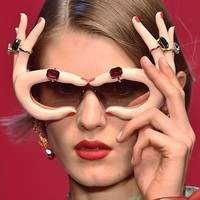 Kacamata berbentuk jari tangan, lengkap dengan cincin. Koleksi aksesori Musim Semi 2018 dari Dolce & Gabbana. Foto: Dok. Elle