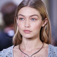 Gigi Hadid membawakan kalung statement berbentuk kupu-kupu dari Bottega Veneta. Aksesori yang sempurna untuk dipakai bersama baju dengan kerah V yang dalam. Foto: Dok. Elle