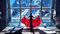Beragam fotonya dapat kita lihat di akun instagram @ninelly. Akun ini memlikipuluhan traveling dengan gaun berkibar dan latar yang sangat cantik dari berbagai negara (@ninelly/Instagram)