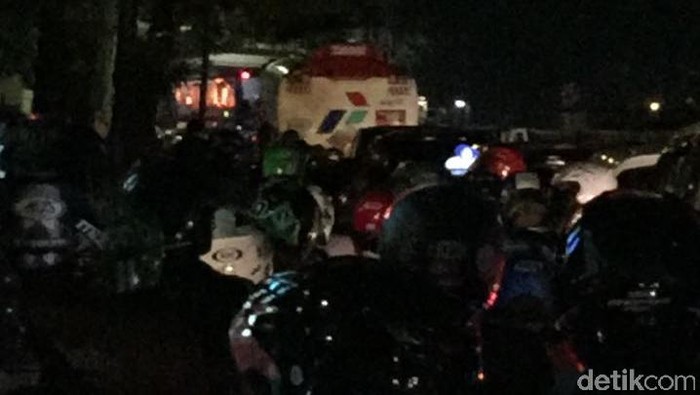 Mobil Terbakar di Kuningan, Lalin ke Arah Mampang Macet